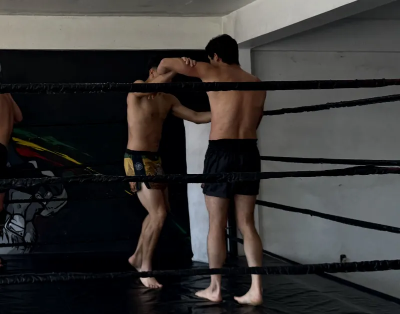 Alunos treinando agarre no ringue